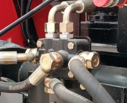 Banjo pipe fitting connection in tractor